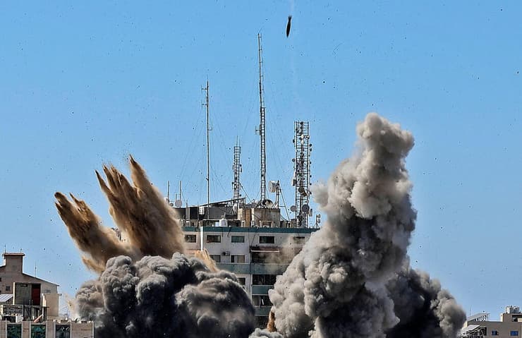 תמונות השנה של AFP שנת 2021 הפצצת מגדל התקשורת בעזה על ידי ישראל 15 מאי