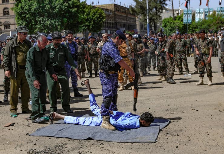 תמונות השנה של AFP שנת 2021 הוצאה להורג של אחד מ-9 מעורבים ברצח בכיר פוליטי חות'י ב תימן 18 ספטמבר