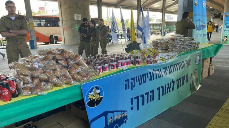 חיילים בתחנות ההיסעים החדשות