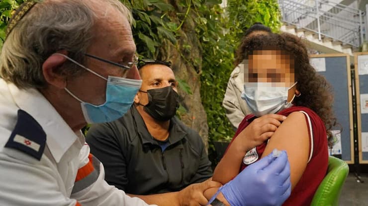 חיסוני ילדים בבית ספר אל זיתון בבועיינה נוג'ידאת