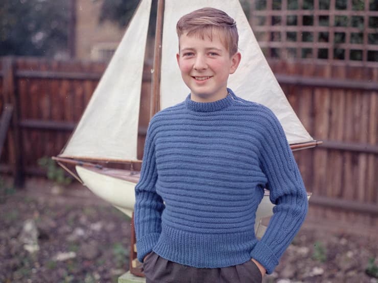 סוודר כחול לבנים, 1953