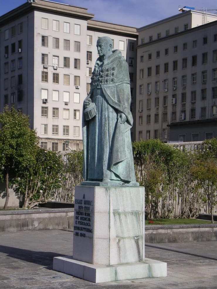 פסלו של אנטוניו מוניז בליסבון