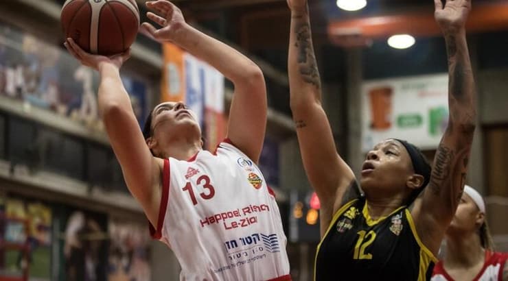 עדן ציפל עם הכדור (באדיבות מנהלת ליגת העל לנשים בכדורסל) עדן ציפל עם הכדור