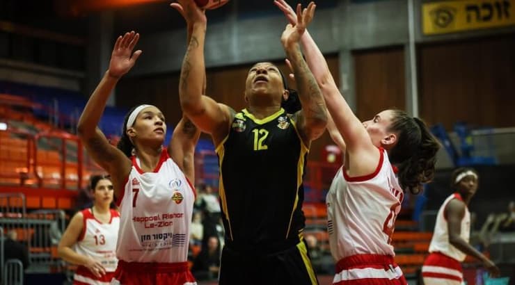 אמה קאנון עם הכדור (באדיבות מנהלת ליגת העל לנשים בכדורסל) אמה קאנון עם הכדור