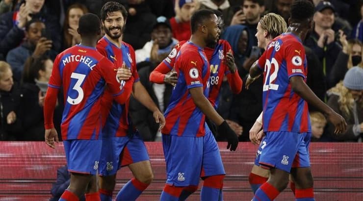 שחקני קריסטל פאלאס חוגגים עם ג'יימס טומקינס (רויטרס) שחקני קריסטל פאלאס חוגגים עם ג'יימס טומקינס