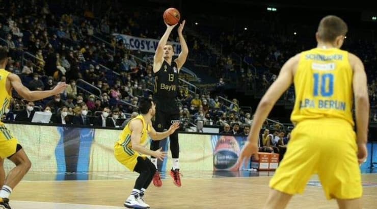 אנדראס אובסט זורק על תמיר בלאט (האתר הרשמי של באיירן מינכן) אנדראס אובסט זורק על תמיר בלאט