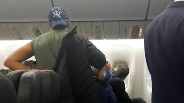 תיעוד מהטיסה שנחתה באתונה בדרכה מניו יורק לישראל בעקבות עימות של נוסע עם הדיילים 