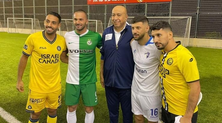 זוהיר בהלול עם שחקני ליגת העל