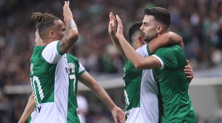 שחקני מכבי חיפה חוגגים עם דין דוד