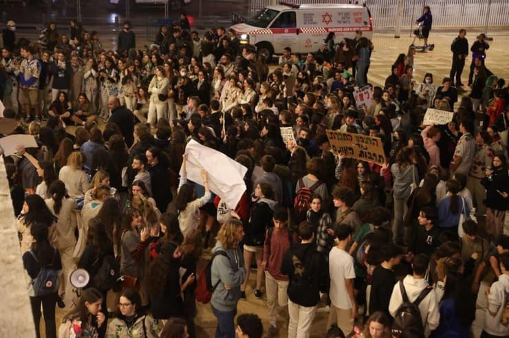 הפגנת "אני מאמינה לך", בני נוער במחאה על מקרי האונס בבית הספר בתל אביב