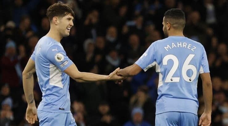 ריאד מחרז וג'ון סטונס חוגגים (רויטרס) ריאד מחרז וג'ון סטונס חוגגים