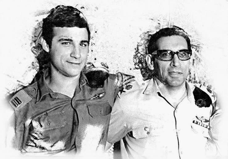 בנימין זאבי כקצין (משמאל) לצד אביו, רחבעם (גנדי) זאבי