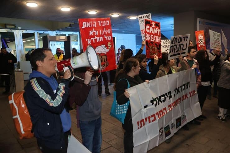 הפגנה של תושבי דרום תל אביב וסוחרים על אי פינוי התחנה המרכזית