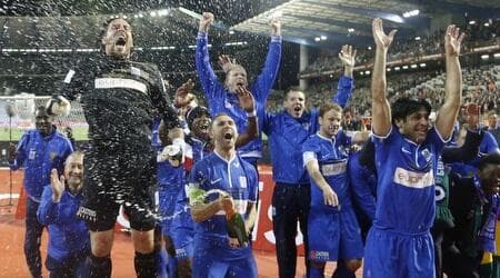 ברדה ושחקני גנק חוגגים (רויטרס) ברדה ושחקני גנק חוגגים