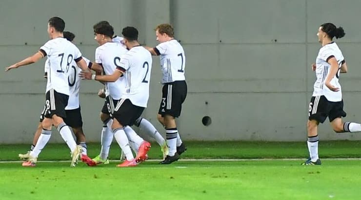 שחקני נבחרת הנוער של גרמניה חוגגים (חגי מיכאלי) שחקני נבחרת הנוער של גרמניה חוגגים