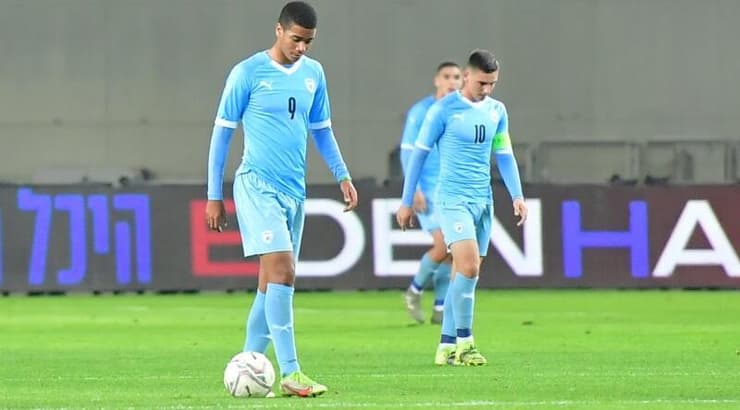 שחקני נבחרת ישראל מאוכזבים (חגי מיכאלי) שחקני נבחרת ישראל מאוכזבים