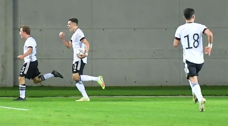 שחקני נבחרת הנוער של גרמניה חוגגים (חגי מיכאלי) שחקני נבחרת הנוער של גרמניה חוגגים