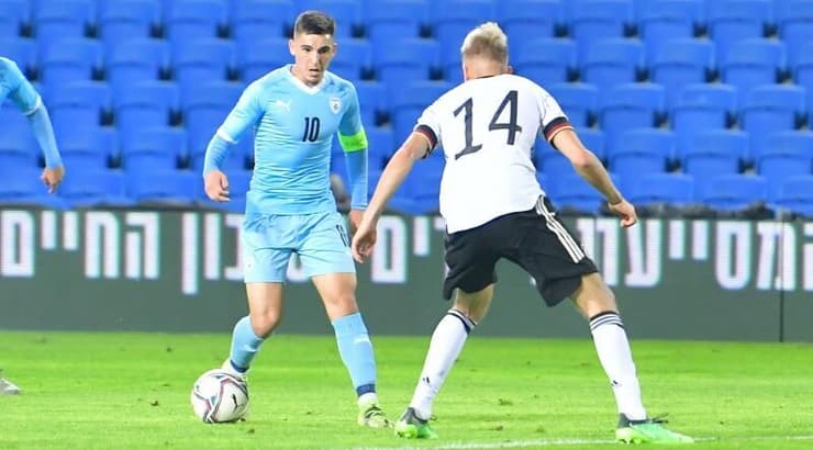 אוסקר גלוך עם הכדור (חגי מיכאלי) אוסקר גלוך עם הכדור