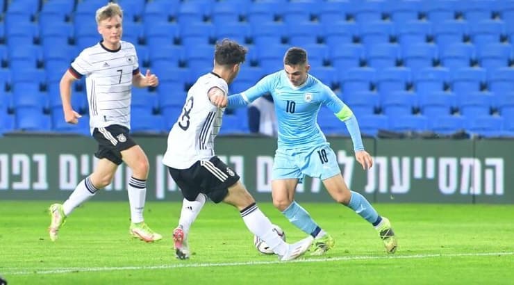 אוסקר גלוך עם הכדור (חגי מיכאלי) אוסקר גלוך עם הכדור