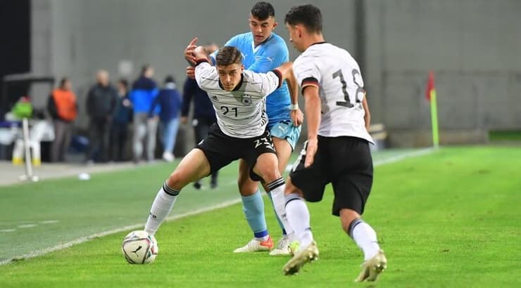 דניס קייגין מנסה לשמור על הכדור (חגי מיכאלי) דניס קייגין מנסה לשמור על הכדור