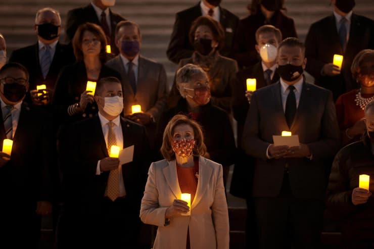 יו"ר בית הנבחרים ב ארה"ב באירוע לציון חציית רף 800,000 מתים מ נגיף קורונה במדינה למרגלות בניין  קונגרס ב וושינגטון