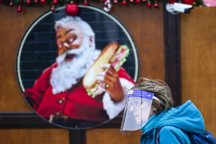 אישה עם מסכה בשוק חג המולד בלונדון