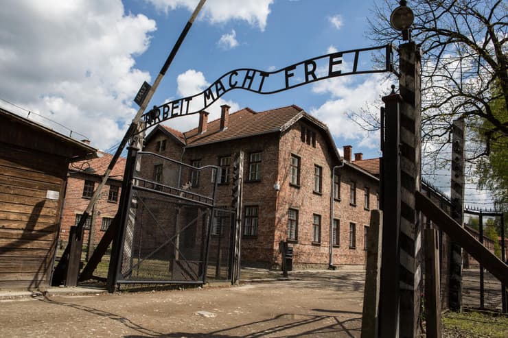 מחנה השמדה אושוויץ בירקנאו פולין שלט העבודה משחררת