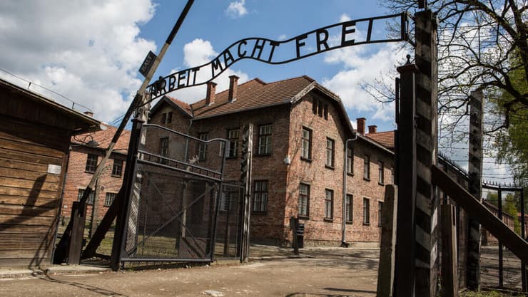 מחנה השמדה אושוויץ בירקנאו פולין שלט העבודה משחררת