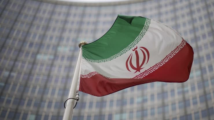 דגל איראן מול מטה סבא"א סוכנות הגרעין הסוכנות הבינלאומית לאנרגיה אטומית ב ווינה אוסטריה