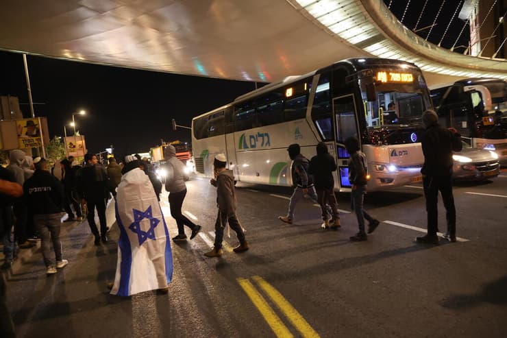 הפגנת מחאה בגשר המיתרים בעקבות הפיגועים "דם יהודי אינו הפקר"
