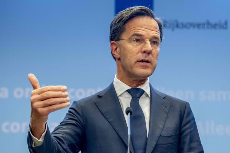 ראש ממשלת הולנד מרק רוטה מודיע על ה סגר קורונה