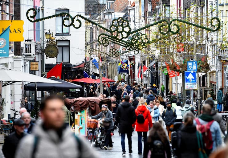 הולנדים עושים קניות לפני כניסת הסגר קורונה הולנד 