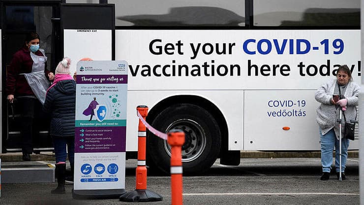 בריטניה קורונה אוטובוס חיסונים ליד מנצ'סטר