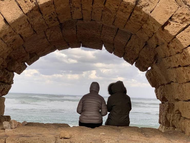 צופים בגלים הגבוהים מחוף האקוודוט שבקיסריה