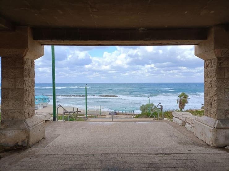 חוף הים באשקלון לפני הסופה
