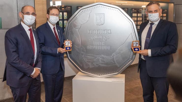 שר הבריאות הורוביץ, נשיא המדינה הרצוג והנגיד ירון באירוע השקת המטבע