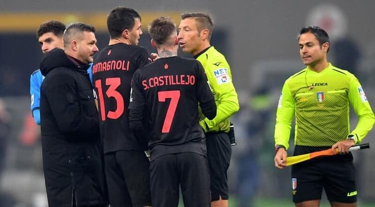 שחקני מילאן מתווכחים עם השופט (רויטרס) שחקני מילאן מתווכחים עם השופט