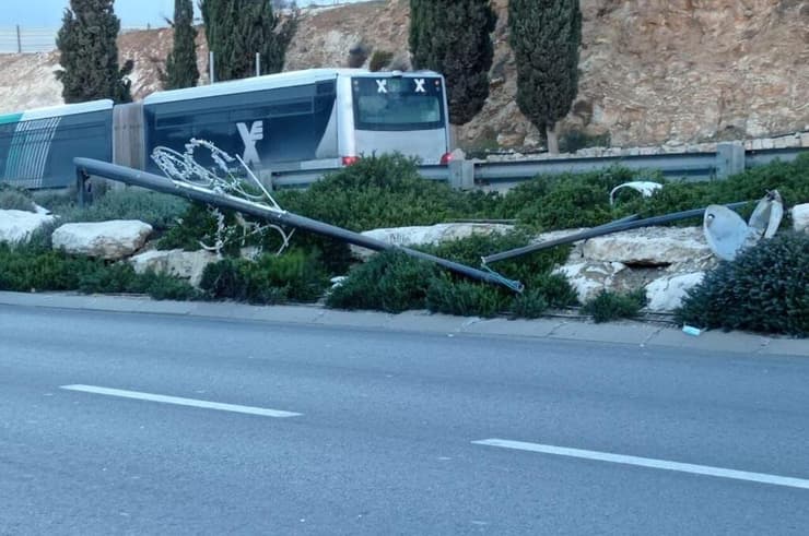 עמוד תאורה נפל על משאית בירושלים