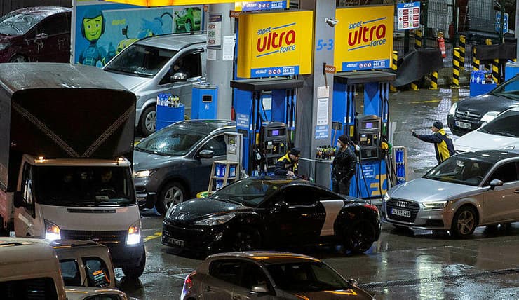 טורקיה איסטנבול ב תור ל תחנת דלק ממלאים לפני העלאת מחירים התרסקות ה לירה ה טורקית