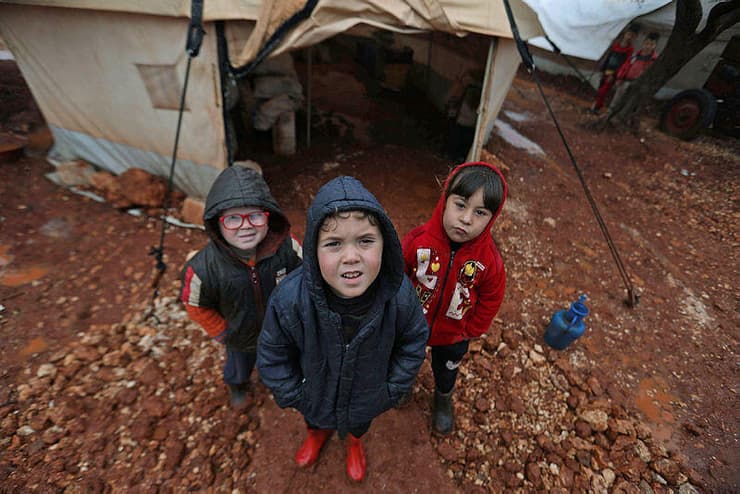 סוריה ילדים מחנה פליטים ליד גבול טורקיה מזג אוויר סוער