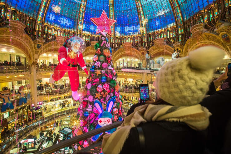 מצלמים בובת סנטה קלאוס ענקית בחנות כלבו מפורסמת גאלרי לפאייט ב פריז צרפת בצל חשש  מ אומיקרון קורונה