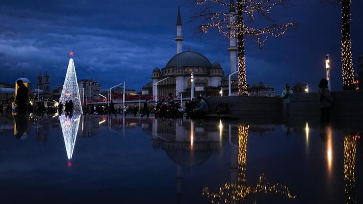 קישוטי חג מולד בכיכר טקסים באיסטנבול