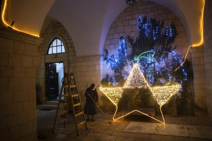 קישוטי חג מולד בעיר העתיקה בירושלים
