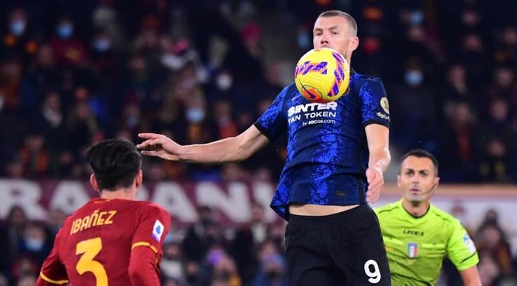 אדין דז'קו משתלט עם החזה (רויטרס) אדין דז'קו משתלט עם החזה