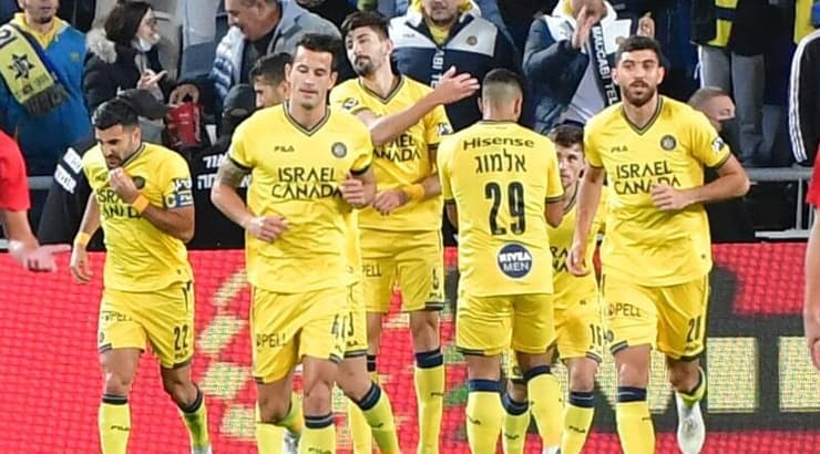 שחקני מכבי ת"א חוגגים עם עידן נחמיאס (חגי מיכאלי) שחקני מכבי ת"א חוגגים עם עידן נחמיאס