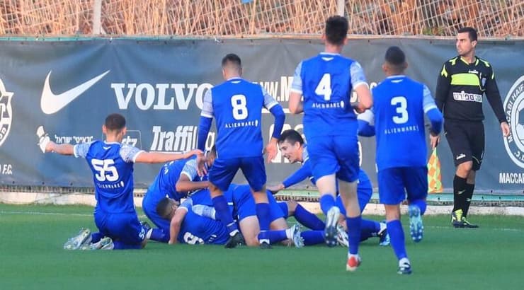 שחקני מכבי פתח תקווה חוגגים (עמרי שטיין) שחקני מכבי פתח תקווה חוגגים