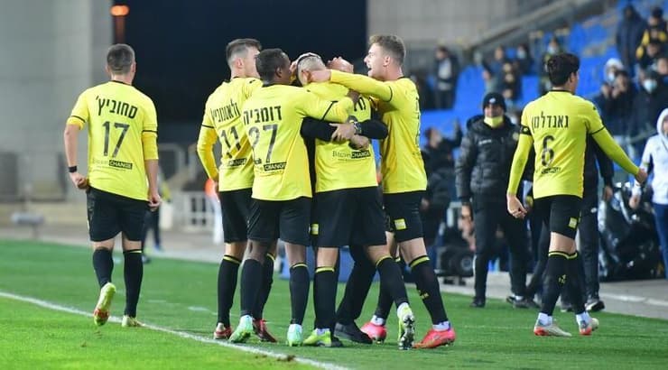 שחקני מכבי נתניה חוגגים