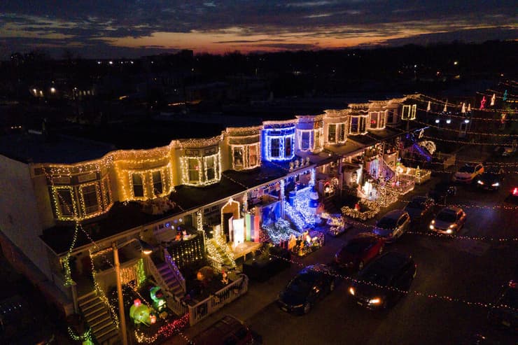 אורות חג המולד בשכונת המפדן בעיר בולטימור שמדינת מרילנד