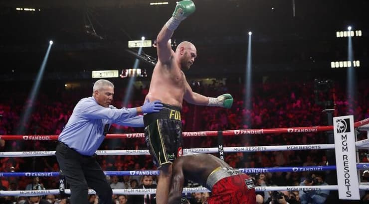 טייסון פיורי מעל דיאונטה וויילדר. בעשירייה הראשונה (רויטרס) טייסון פיורי מעל דיאונטה וויילדר. בעשירייה הראשונה