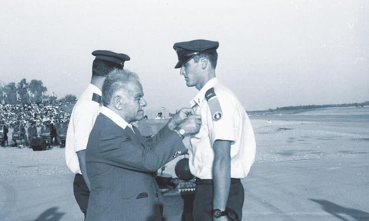 אלוף תומר בר מקבל כנפי טיס מיצחק שמיר, 1989